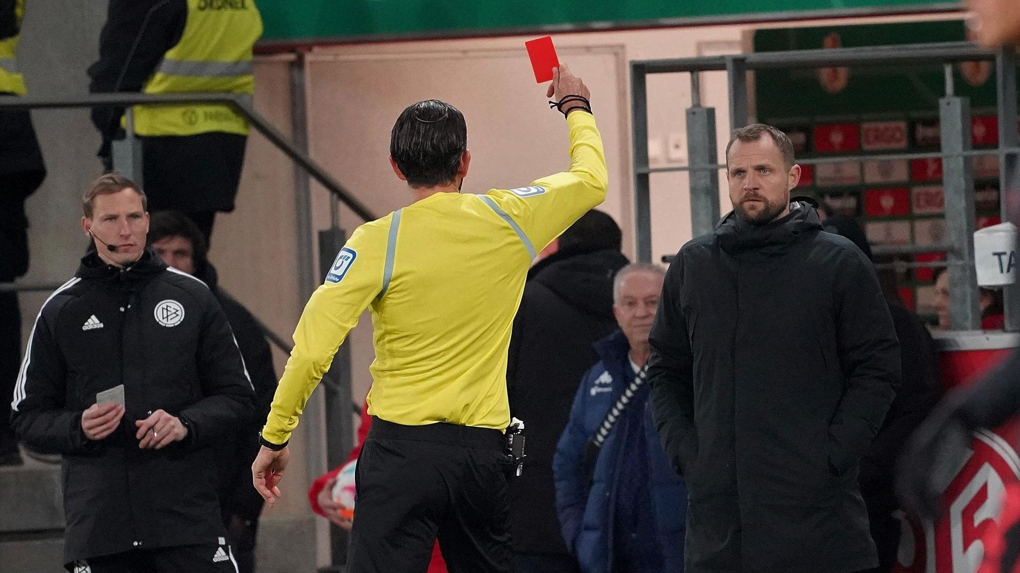 Deniz Aytekin zeigt Mainz-Trainer Bo Svensson im Pokal-Duell gegen den FC Bayern die Rote Karte.
