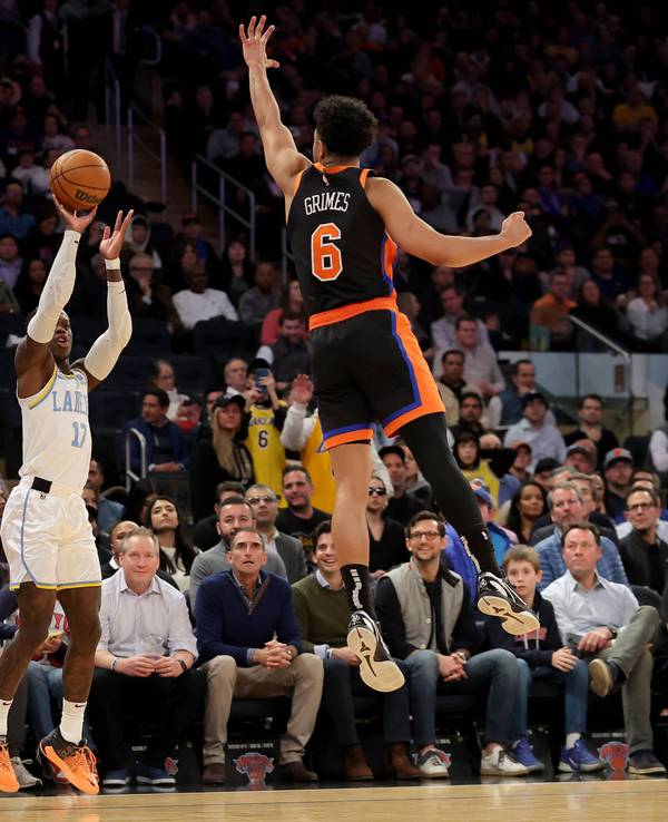 Dennis Schröder wirft den Basketball.