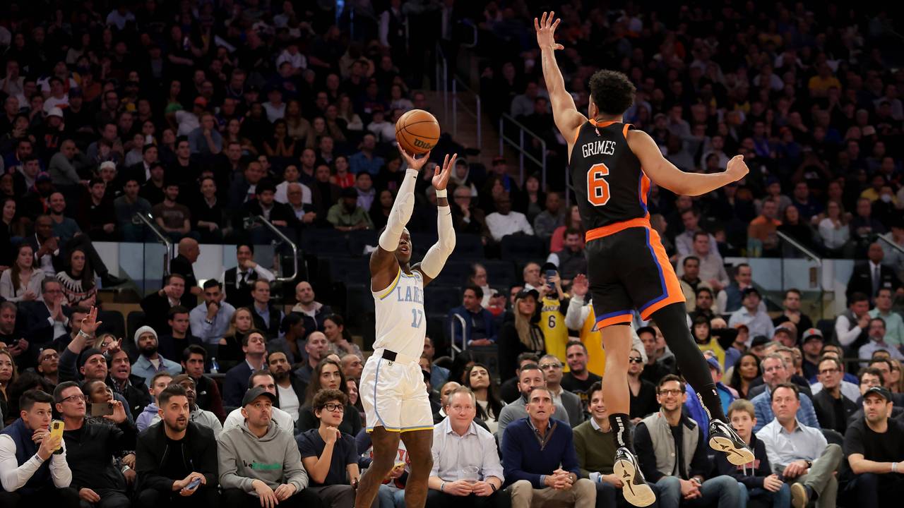 Dennis Schröder wirft den Basketball.
