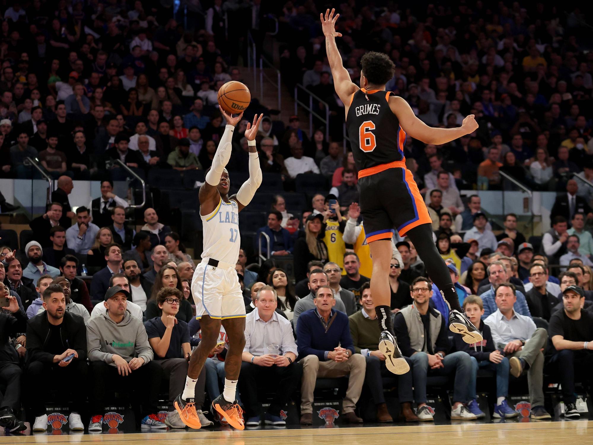 Dennis Schröder wirft den Basketball.