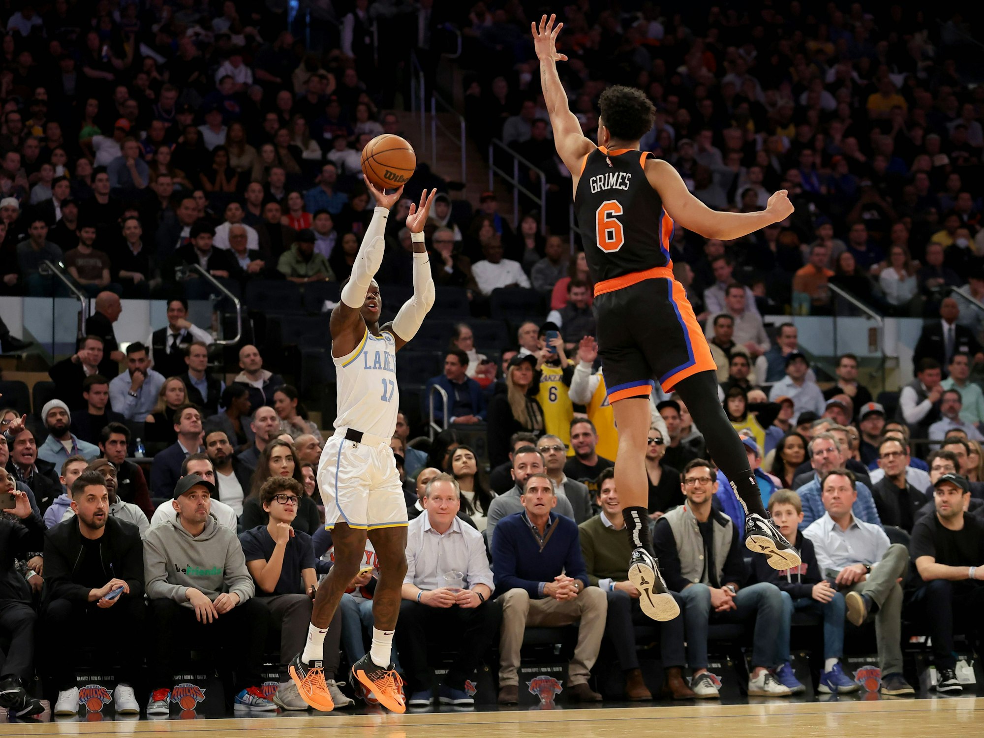 Dennis Schröder wirft den Basketball.