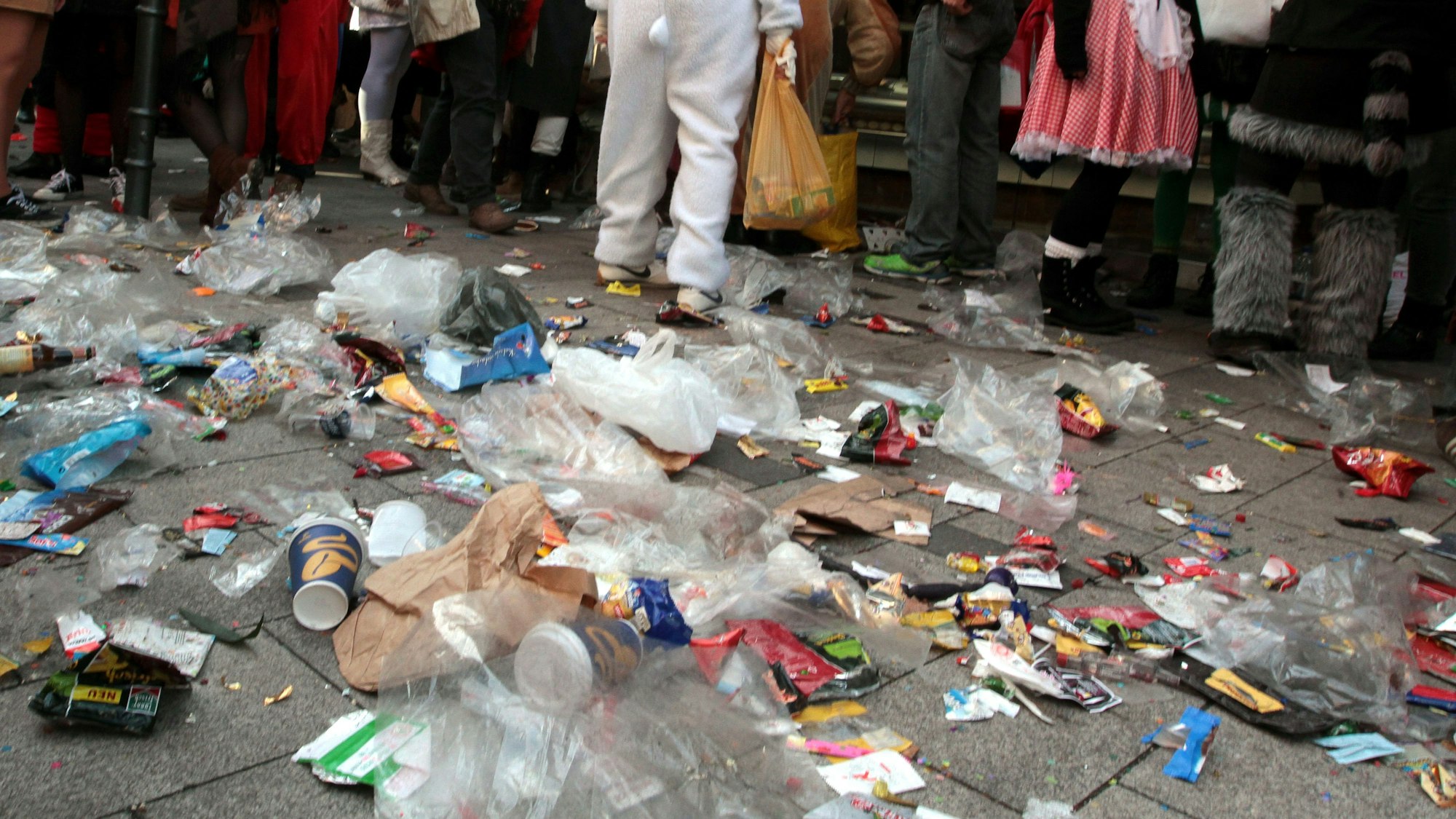 Kamelle liegen nach dem Kölner Rosenmontagszug auf der Straße.