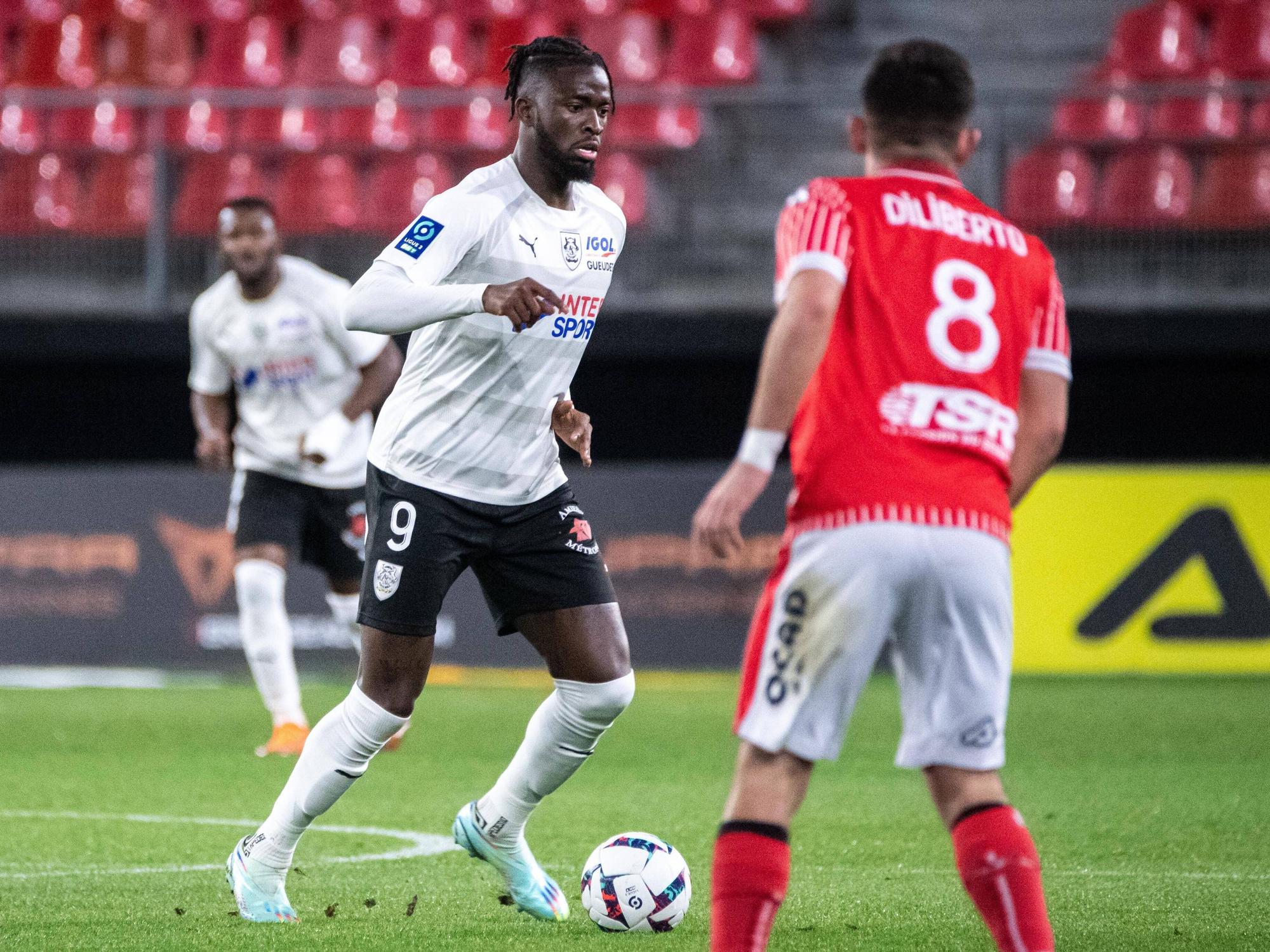 Tolu Arokodare führt den Ball am Fuß.