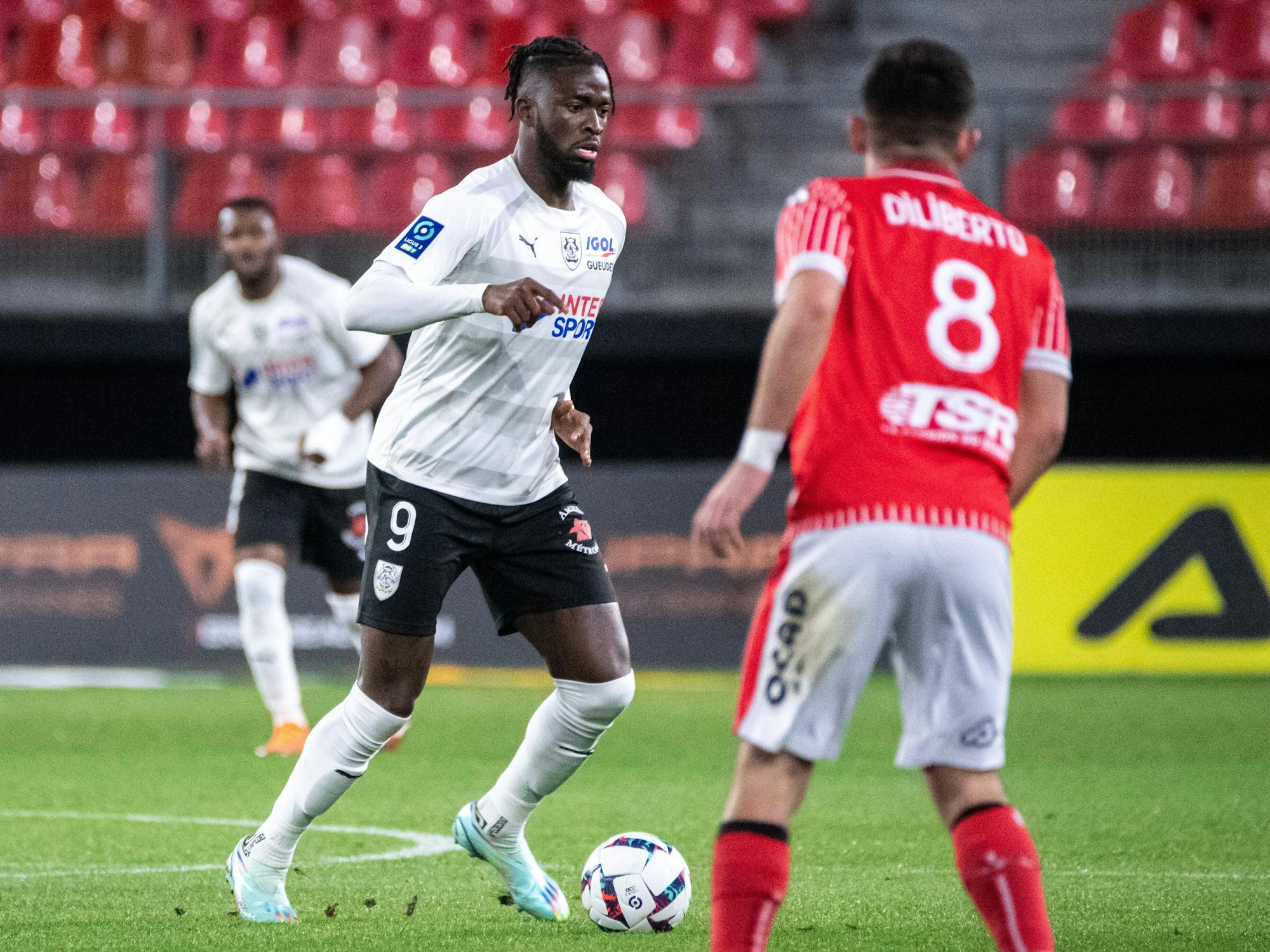 Tolu Arokodare führt den Ball am Fuß.