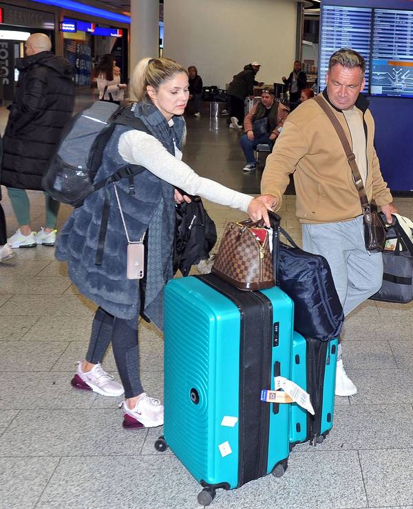 Peter Klein, Yvonne Woelke (l.) und Charlotte Haak anlässlich der Ankunft der Dschungel-Promis auf dem Flughafen Frankfurt.