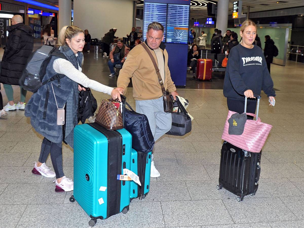 Peter Klein, Yvonne Woelke (l.) und Charlotte Haak anlässlich der Ankunft der Dschungel-Promis auf dem Flughafen Frankfurt.