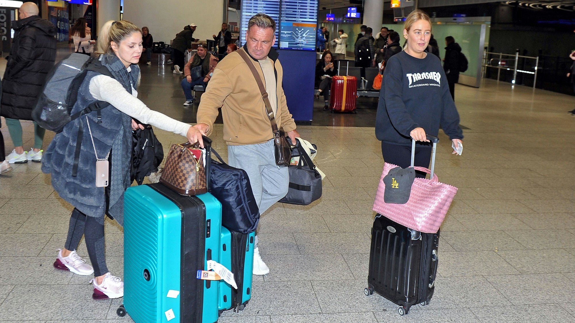 Peter Klein, Yvonne Woelke (l.) und Charlotte Haak anlässlich der Ankunft der Dschungel-Promis auf dem Flughafen Frankfurt.