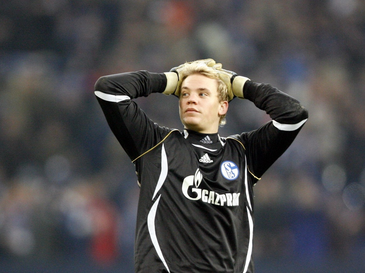 Der Schalker Torhüter Manuel Neuer hält nach Spielende die Hände an den Kopf.