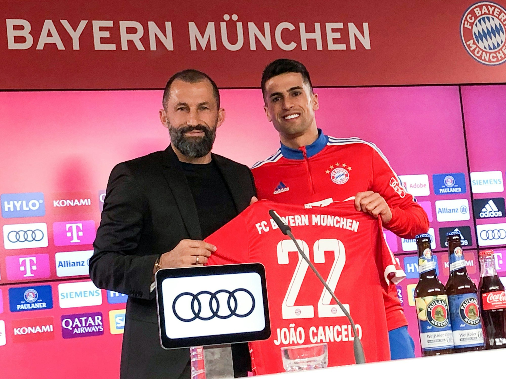 Hasan Salihamidzic (l), Sportvorstand vom FC Bayern München, präsentiert auf einer Pressekonferenz den Neuzugang Joao Cancelo.