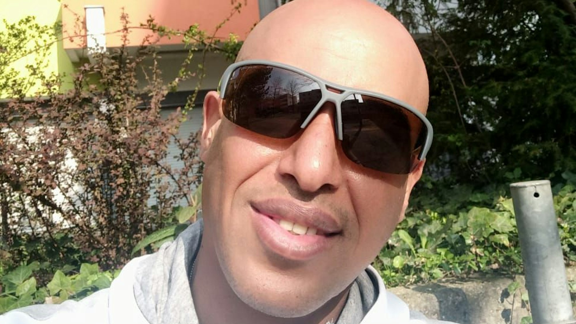 Ben Teshim mit Sonnenbrille.