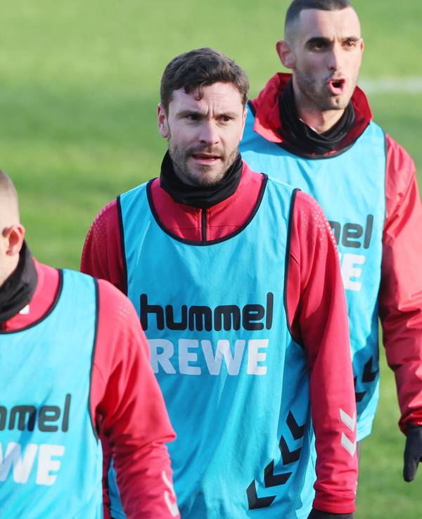 Jeff Chabot, Jonas Hector und Ellyes Skhiri stehen beim Training des 1. FC Köln auf dem Rasen.