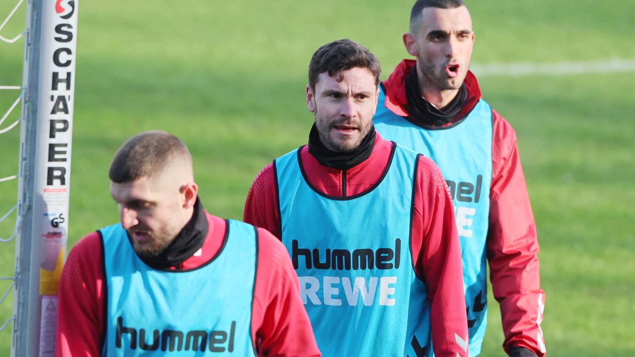 Jeff Chabot, Jonas Hector und Ellyes Skhiri stehen beim Training des 1. FC Köln auf dem Rasen.