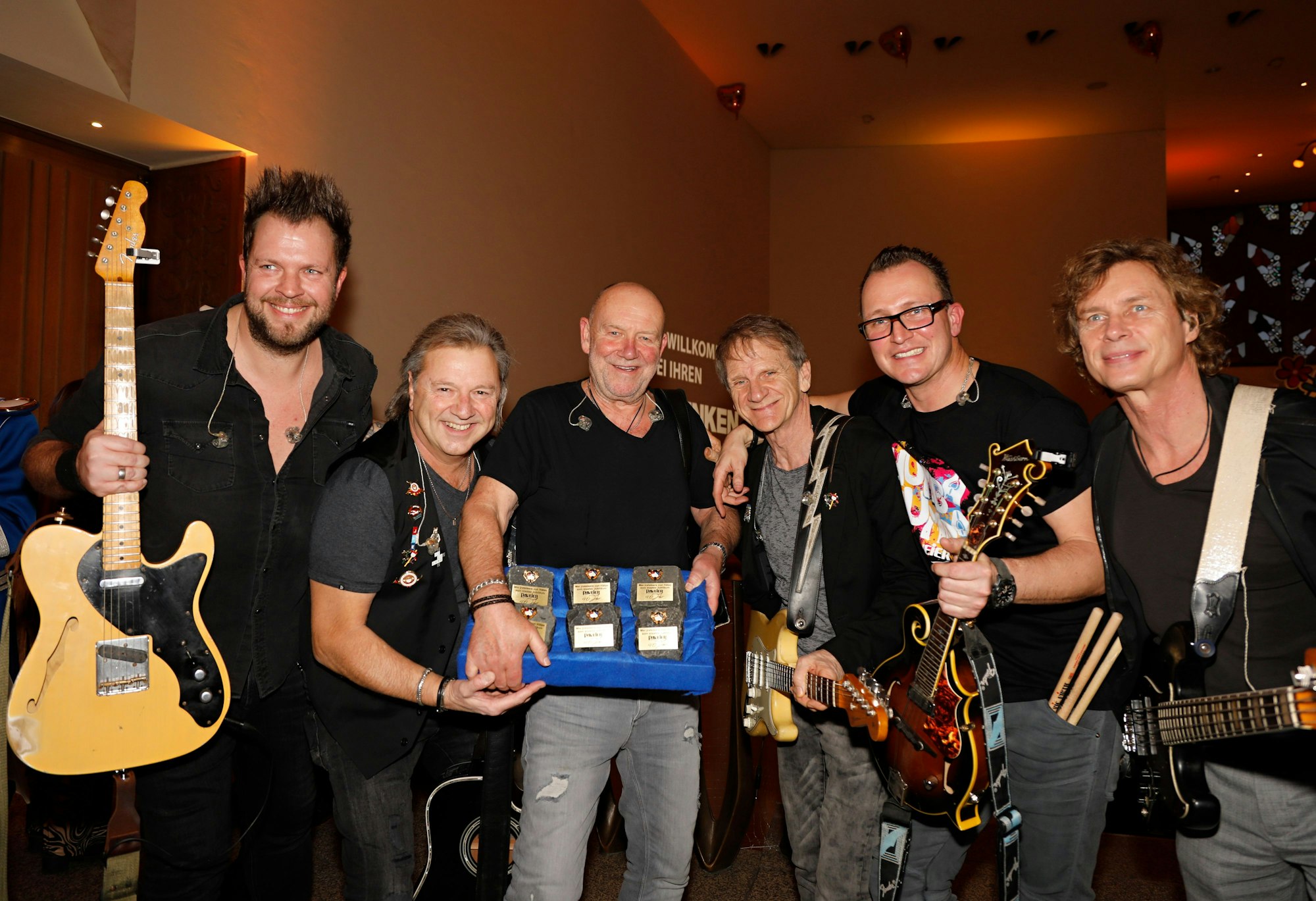 Paveier bekommen Steine bei den Blauen Funken