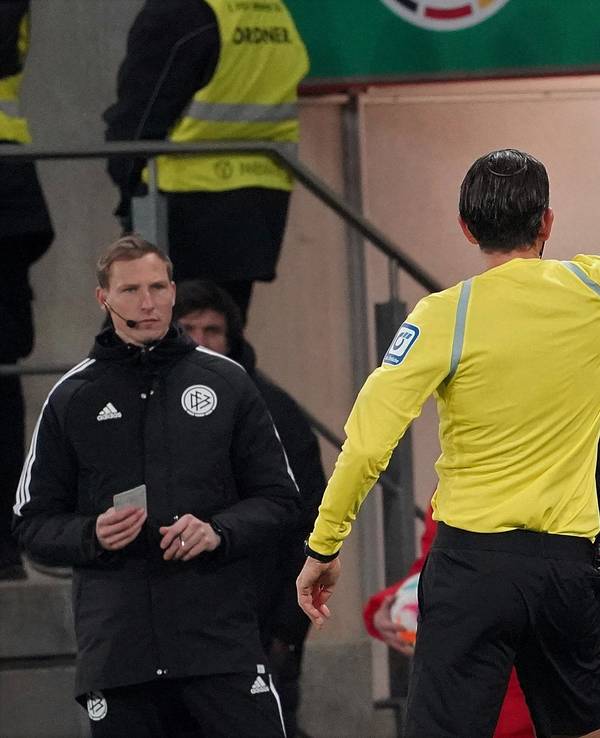 Schiedsrichter Deniz Aytekin zeigt Mainz-Trainer Bo Svensson im Pokalspiel gegen den FC Bayern die Rote Karte.