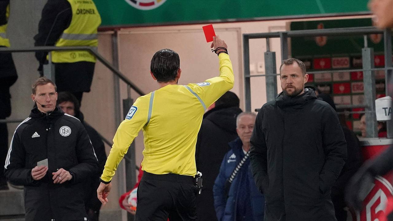 Schiedsrichter Deniz Aytekin zeigt Mainz-Trainer Bo Svensson im Pokalspiel gegen den FC Bayern die Rote Karte.