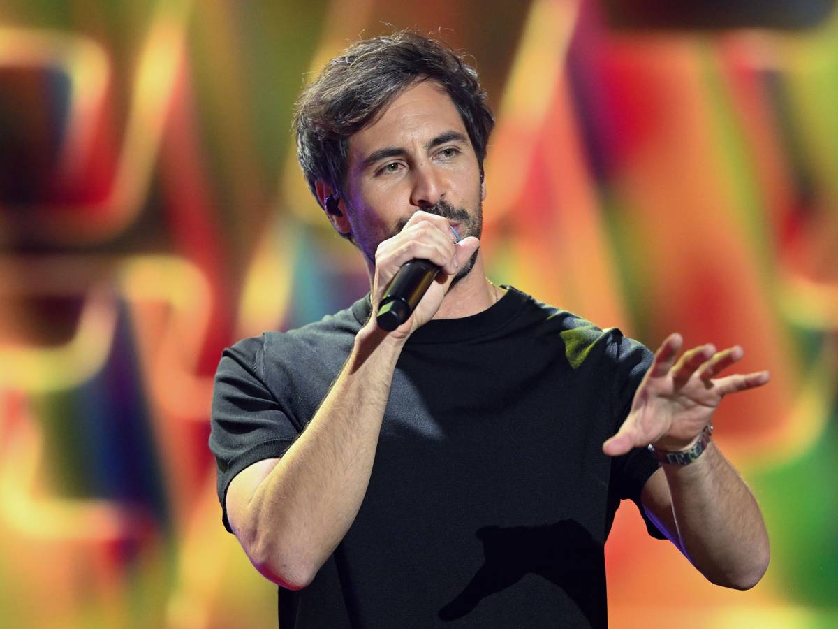 Der deutsche Sänger Max Giesinger steht während der José Carreras Gala in Leipzig auf der Bühne.