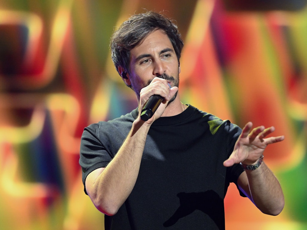 Der deutsche Sänger Max Giesinger steht während der José Carreras Gala in Leipzig auf der Bühne.