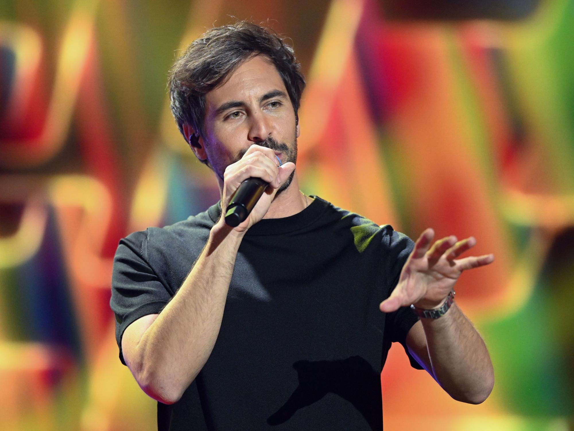 Der deutsche Sänger Max Giesinger steht während der José Carreras Gala in Leipzig auf der Bühne.