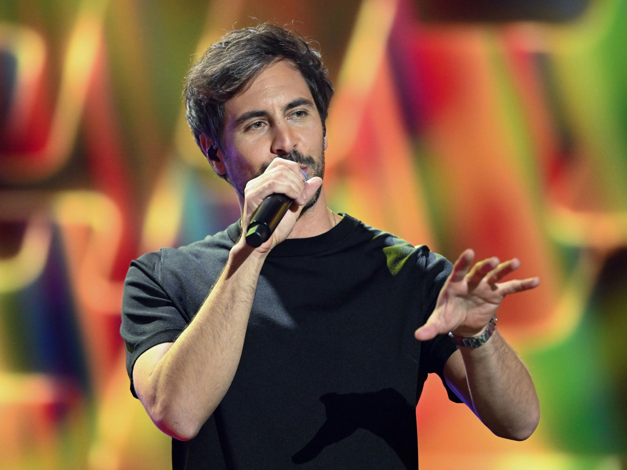 Der deutsche Sänger Max Giesinger steht während der José Carreras Gala in Leipzig auf der Bühne.