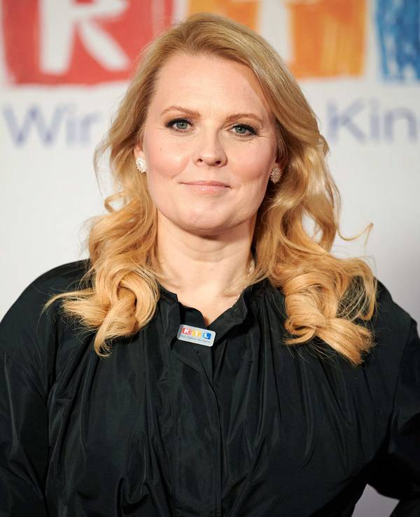 Die Sängerin Patricia Kelly steht beim 25. RTL Spendenmarathon vor einer Fotowand.