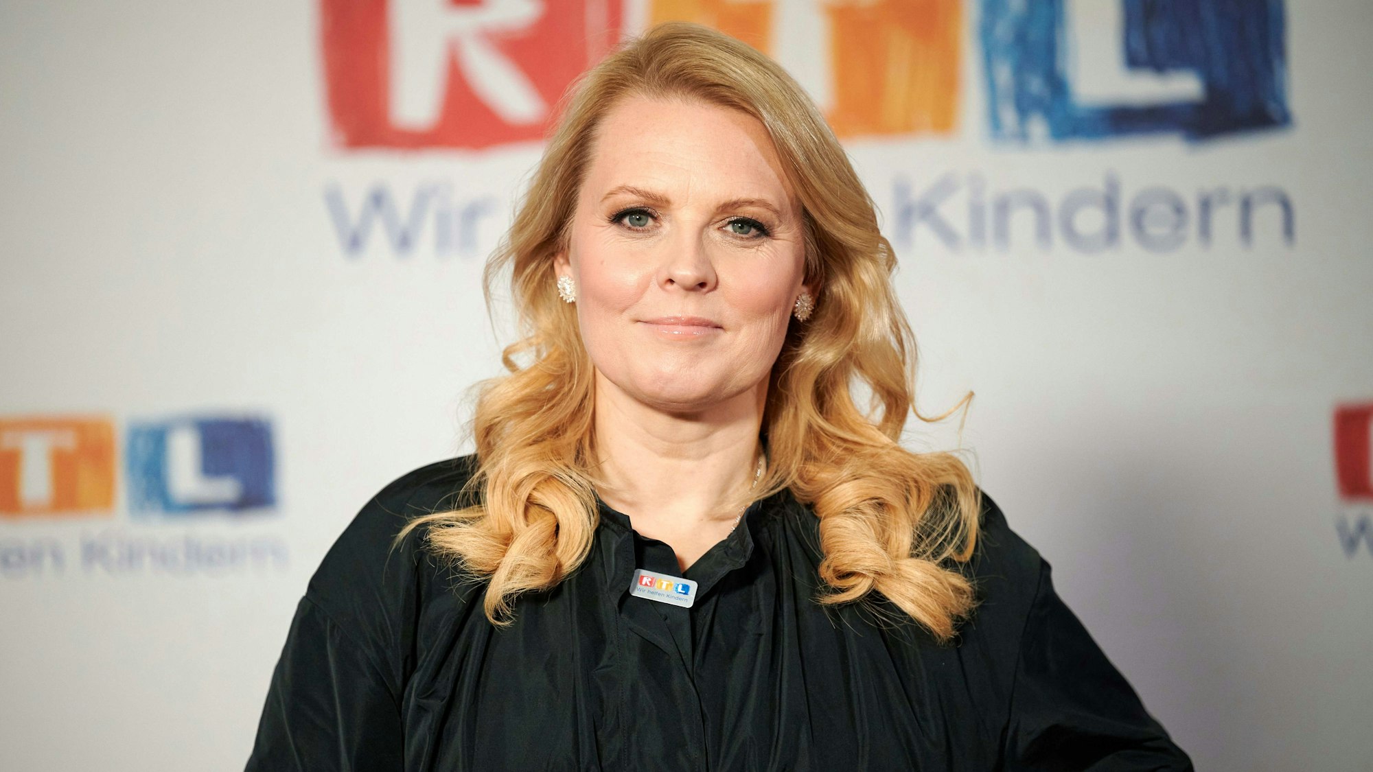 Die Sängerin Patricia Kelly steht beim 25. RTL Spendenmarathon vor einer Fotowand.