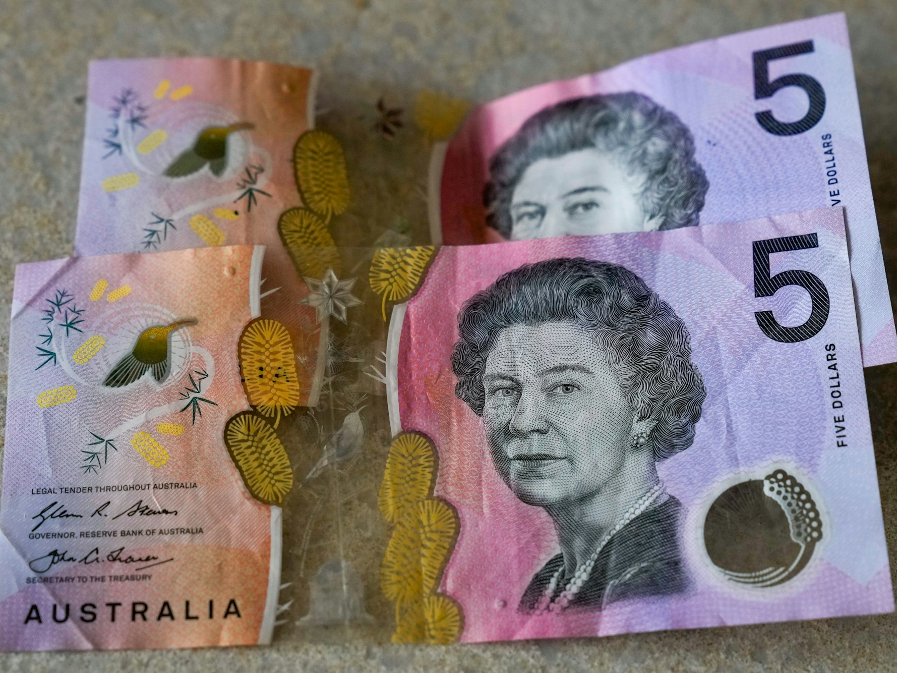 Australische 5-Dollar-Scheine, hier im September 2022 in Sydney. Das Porträt der gestorbenen Queen Elizabeth II. auf der australischen Fünf-Dollar-Banknote wird künftig durch ein neues Design ersetzt.
