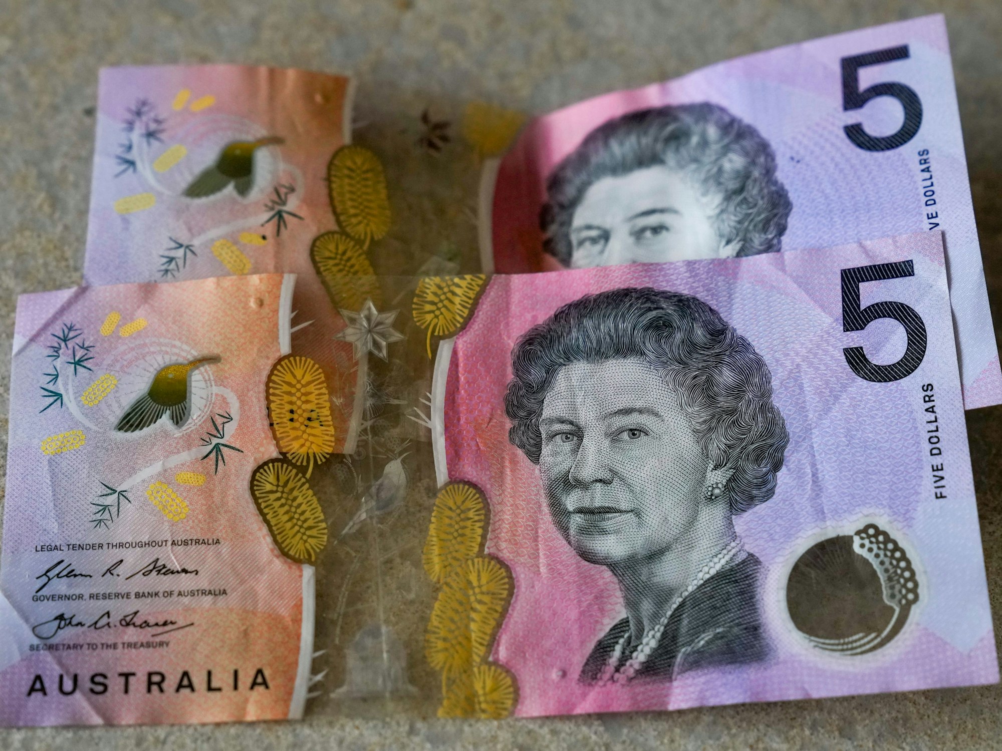 Australische 5-Dollar-Scheine, hier im September 2022 in Sydney. Das Porträt der gestorbenen Queen Elizabeth II. auf der australischen Fünf-Dollar-Banknote wird künftig durch ein neues Design ersetzt.