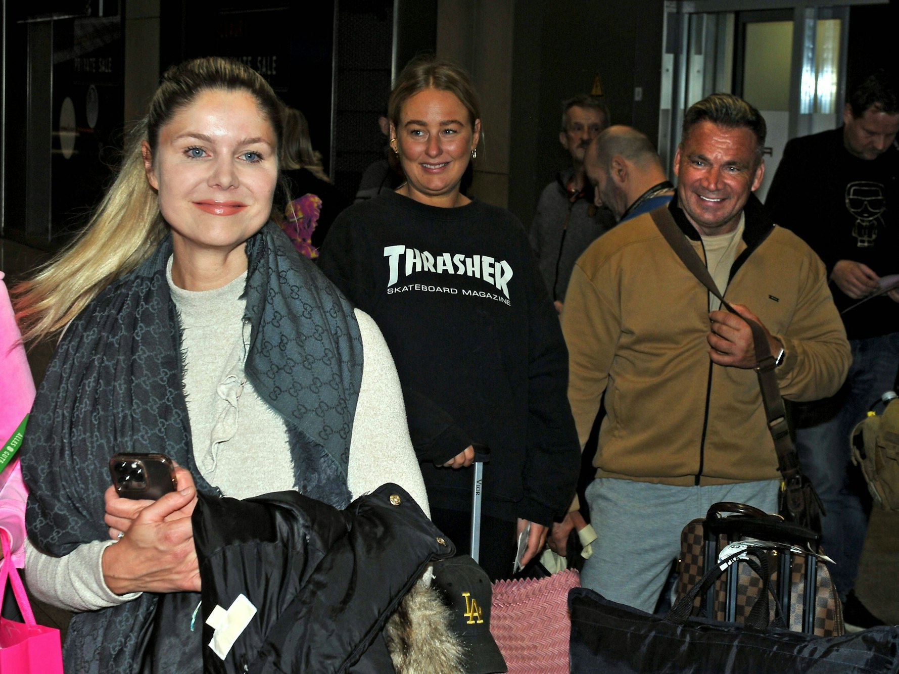 RTL - Dschungelcamp 2023. Peter Klein , Yvonne Woelke und Charlotte Haak anläßlich der Ankunft der Kandidaten der RTL - Sendung Ich bin ein Star - holt mich hier raus vom Dschungel-Camp 2023 in Australien am 01.02.2023 auf dem Flughafen Frankfurt / Main.