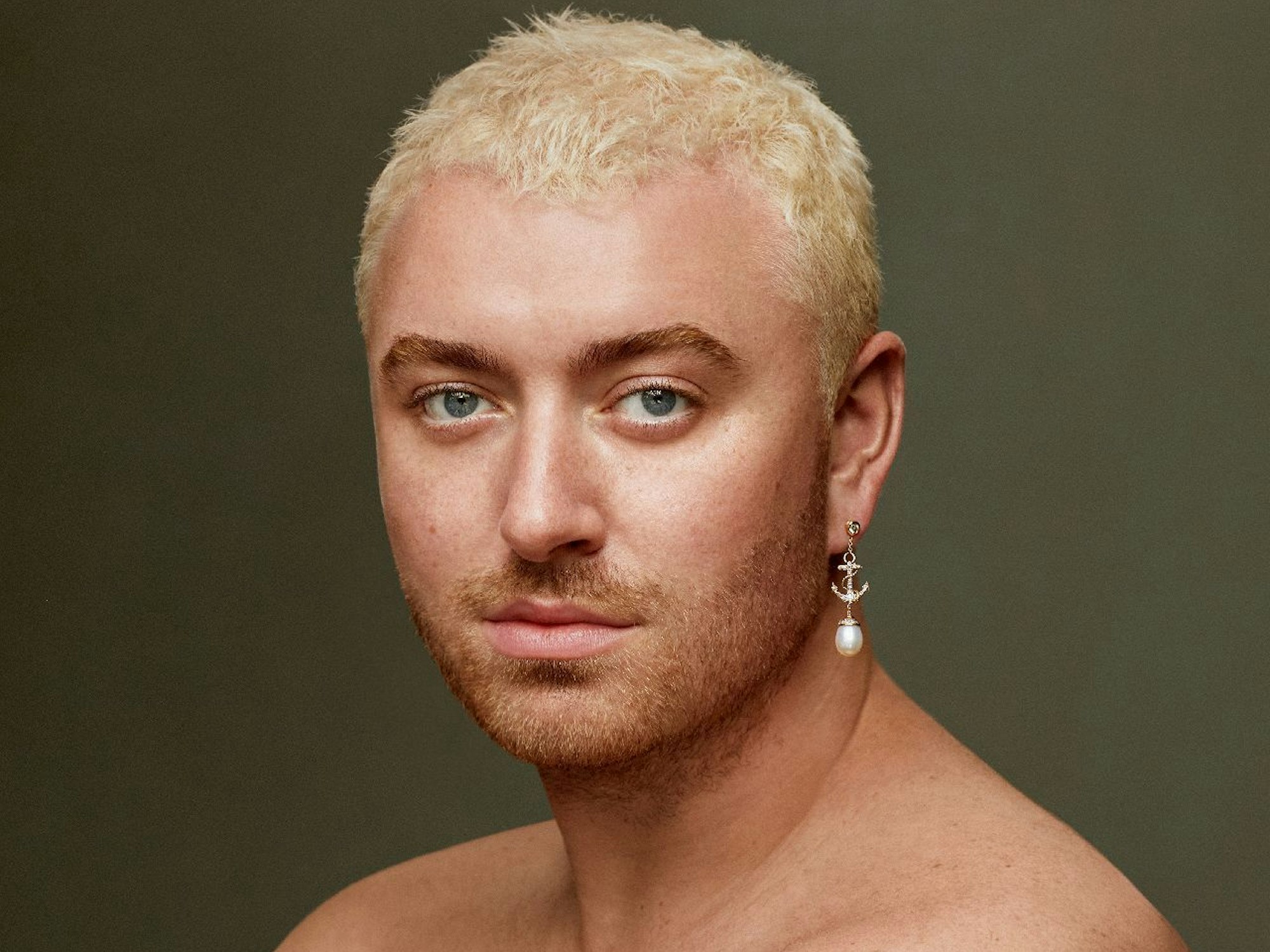 Das Cover des neuen Albums „Gloria“ von Sam Smith. Die Pop-Ikone ist durch das Tragen ausgefallener Looks ein großes Vorbild für viele junge Menschen.