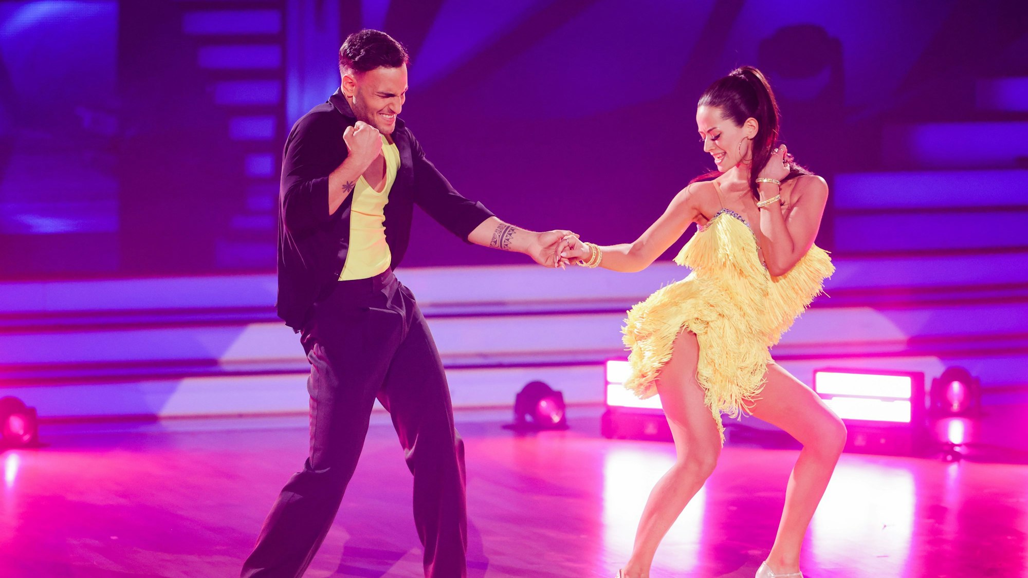 Timur Ülker, Schauspieler, und Malika Dzumaev, Profitänzerin, tanzen in der RTL-Tanzshow „Let’s Dance“.