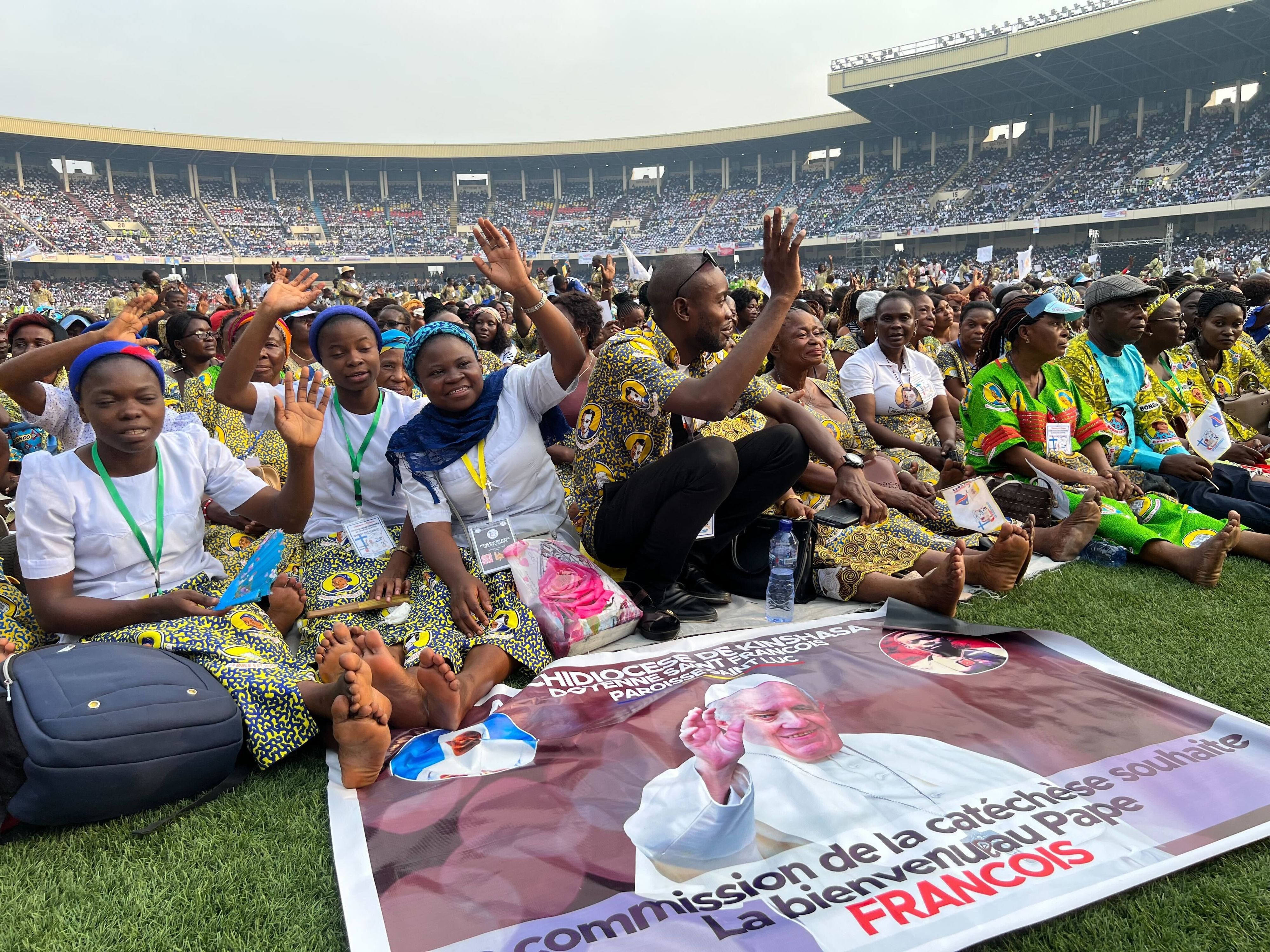 Demokratische Republik Kongo, Kinshasa: Zahlreiche Gläubige warten im Fußballstadion „Martyrs Stadium“ auf die Ankunft von Papst Franziskus am 2. Februar 2023. Der Papst besucht in dieser Woche den Kongo und reist am 3. Februar 2023 weiter in den Südsudan.
