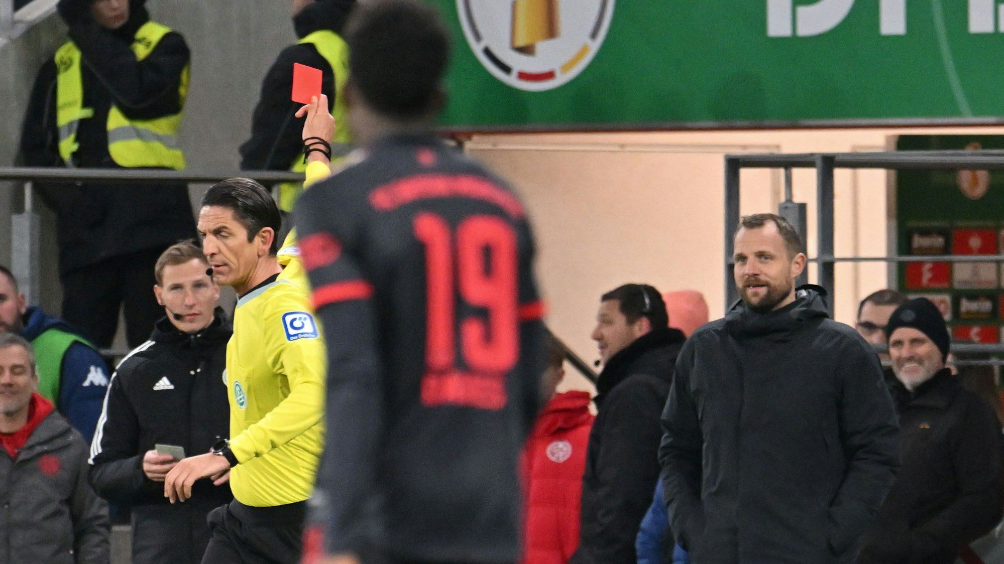 Schiedrichter Deniz Aytekin zeigt dem Mainzer Trainer Bo Svensson die Rote Karte.