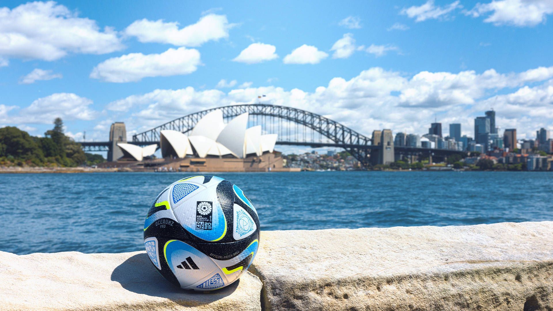Der offizielle Spielball der Fifa-Frauen-WM 2023 vor der malerischen Kulisse Sydneys, hier am 24. Januar 2023.