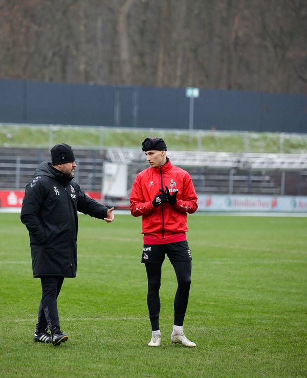 Steffen Baumgart spricht auf dem Rasen des Franz-Kremer-Stadions mit Tim Lemperle.