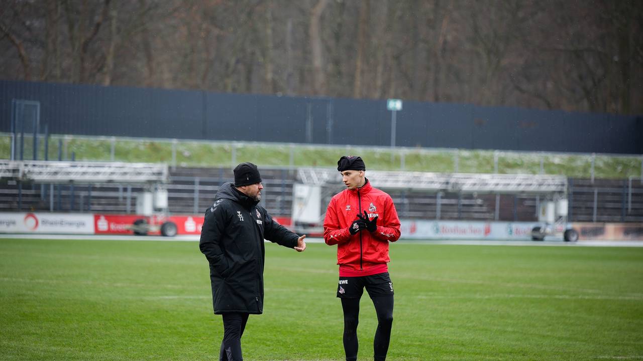 Steffen Baumgart spricht auf dem Rasen des Franz-Kremer-Stadions mit Tim Lemperle.