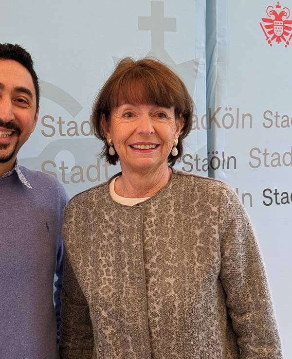 Rapper Eko Fresh gemeinsam mit Kölns OB Henriette Reker im Historischen Rathaus Kölns (Weißer Saal).