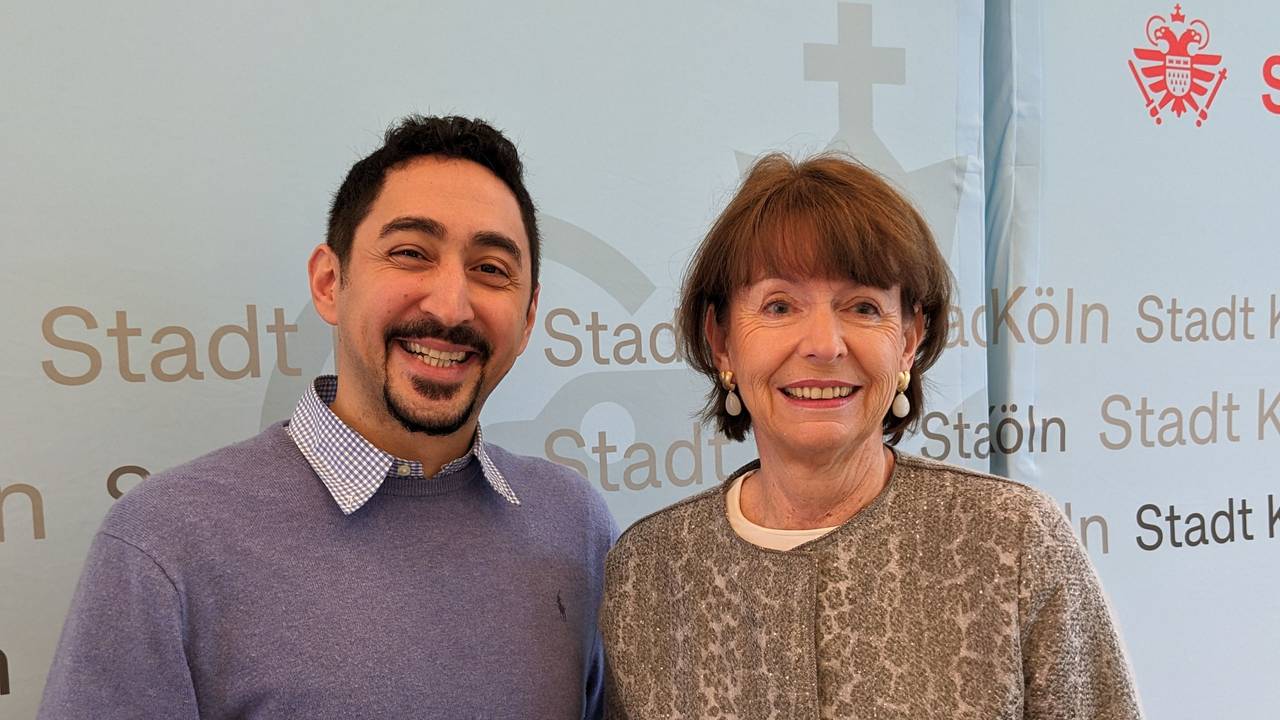 Rapper Eko Fresh gemeinsam mit Kölns OB Henriette Reker im Historischen Rathaus Kölns (Weißer Saal).