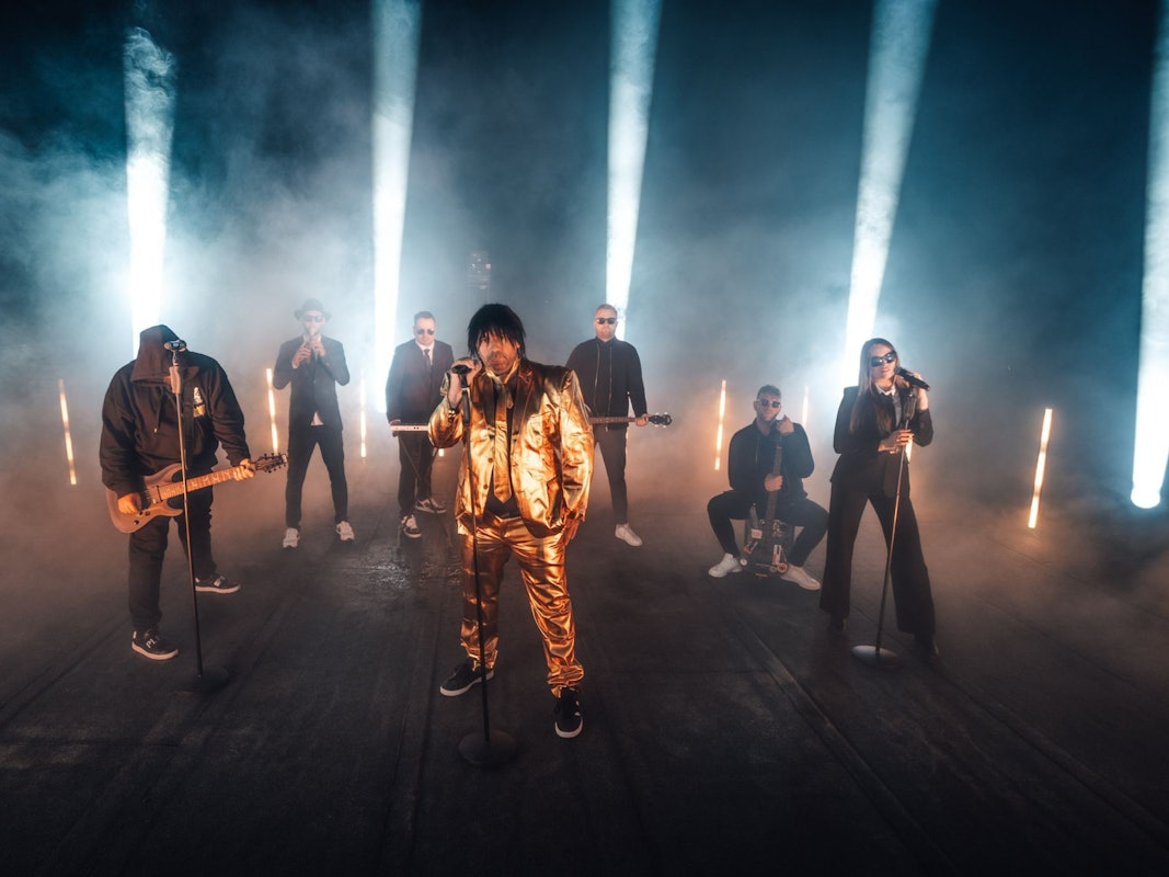 Ikke Hüftgold steht auf der Bühne.