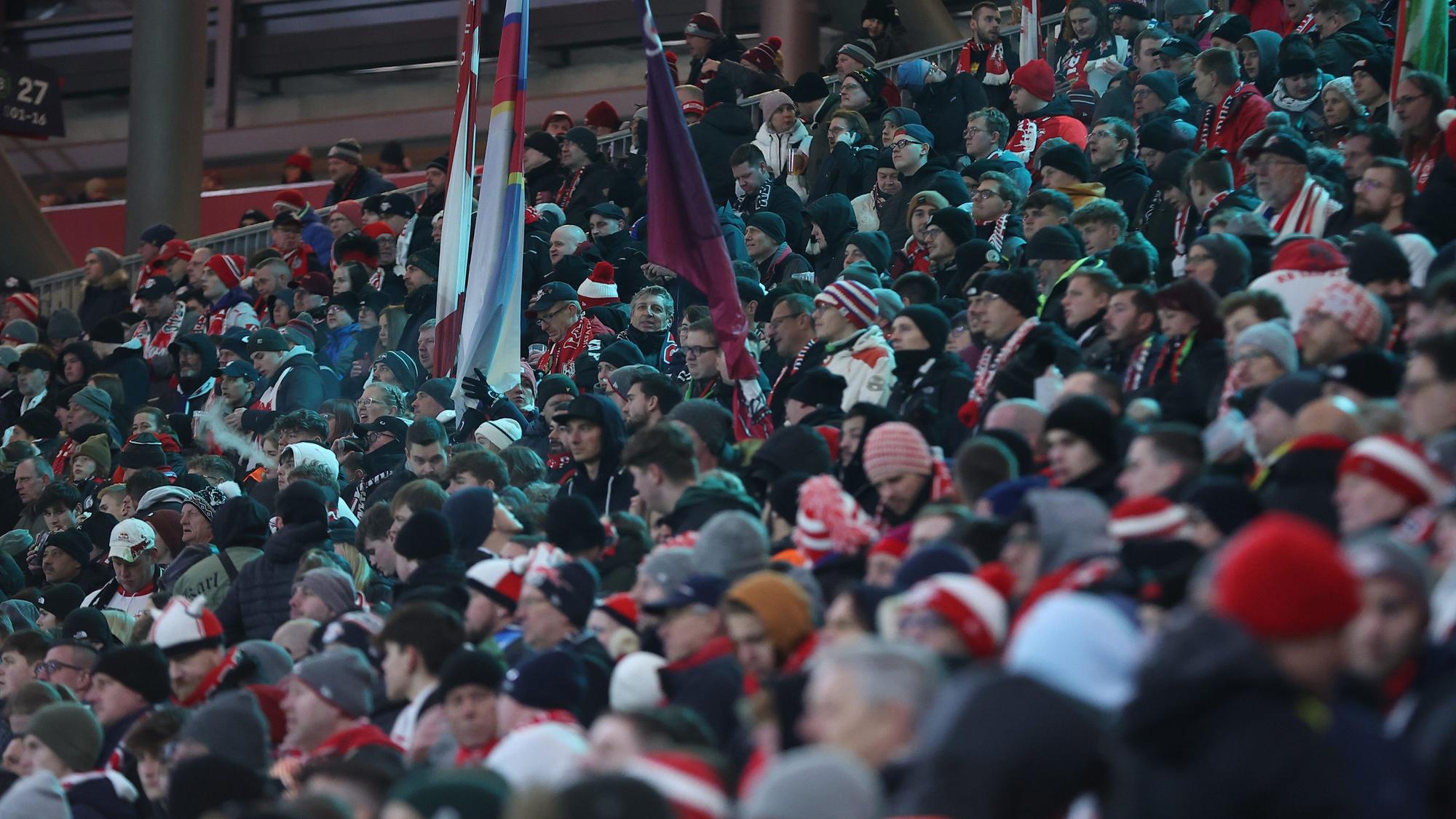 Leipzigs Fans verfolgen ruhig die Partie. Beim DFB-Pokalspiel zwischen RB Leipzig und der TSG Hoffenheim hat es vor dem Stadion einen medizinischen Notfall gegeben.