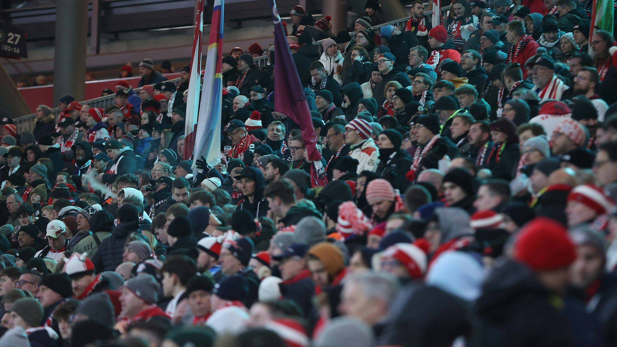 Leipzigs Fans verfolgen ruhig die Partie. Beim DFB-Pokalspiel zwischen RB Leipzig und der TSG Hoffenheim hat es vor dem Stadion einen medizinischen Notfall gegeben.