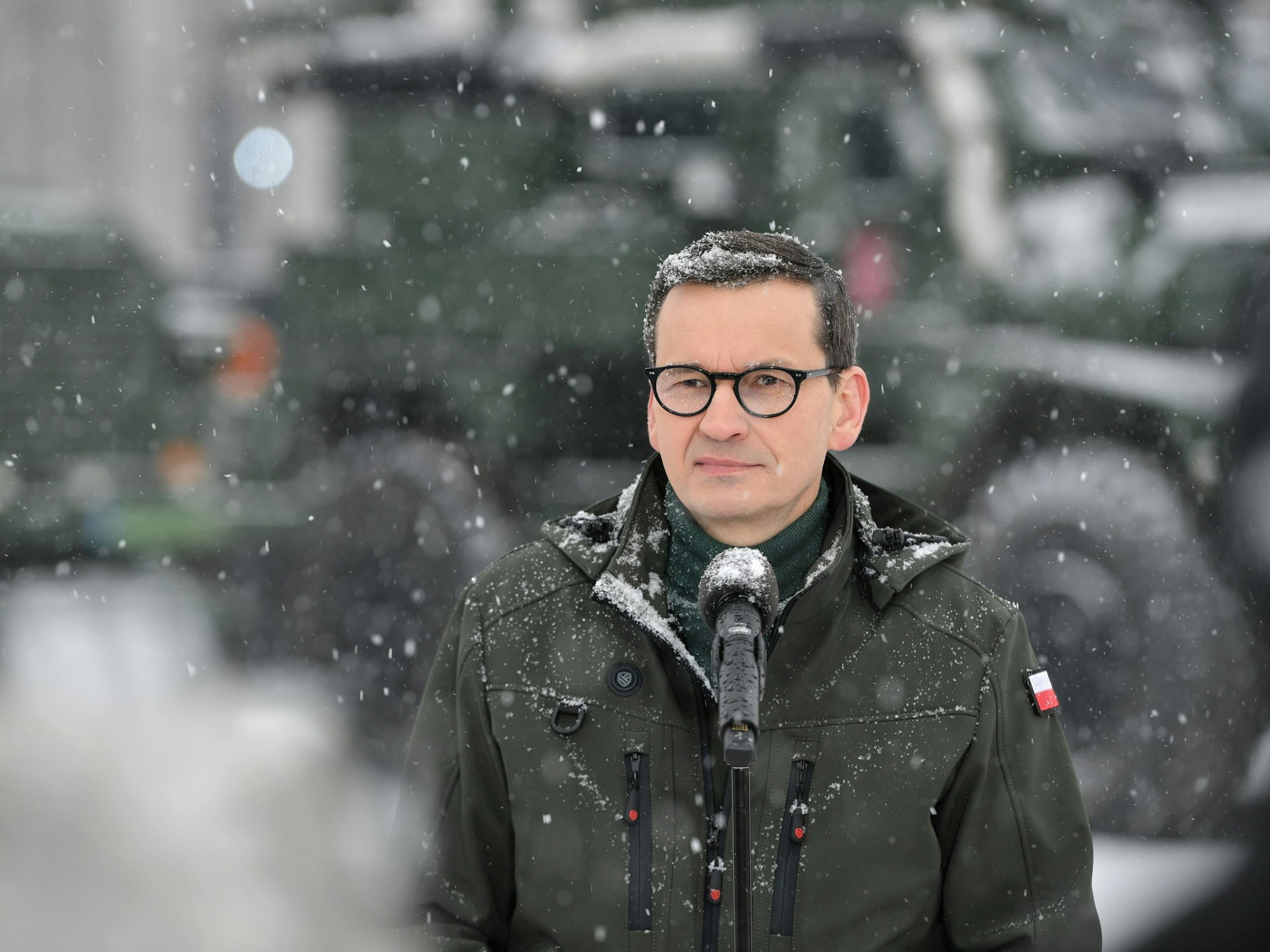 Mateusz Morawiecki, Premierminister von Polen, spricht bei einer Pressekonferenz während seines Besuchs der 18. Mechanisierten Division im Januar 2023 in Siedlce. Der Politiker ist offen für die Lieferung von Kampfjets an die Ukraine und spricht eine drastische Warnung aus.