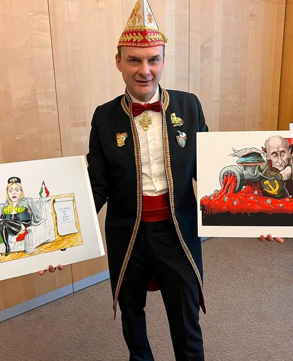 Zochleiter Holger Kirsch bei der Präsentation der Persiflage-Wagen des Rosenmontagszuges im Dorint an der Messe in Köln.