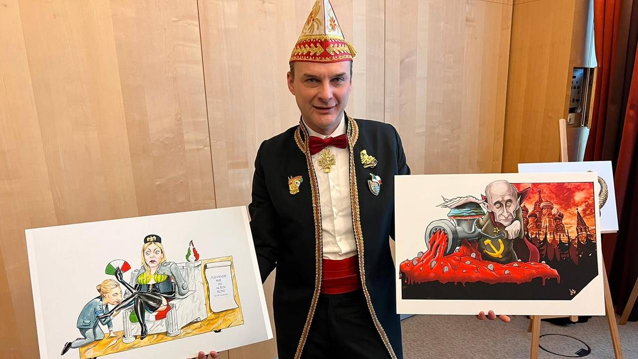 Zochleiter Holger Kirsch bei der Präsentation der Persiflage-Wagen des Rosenmontagszuges im Dorint an der Messe in Köln.