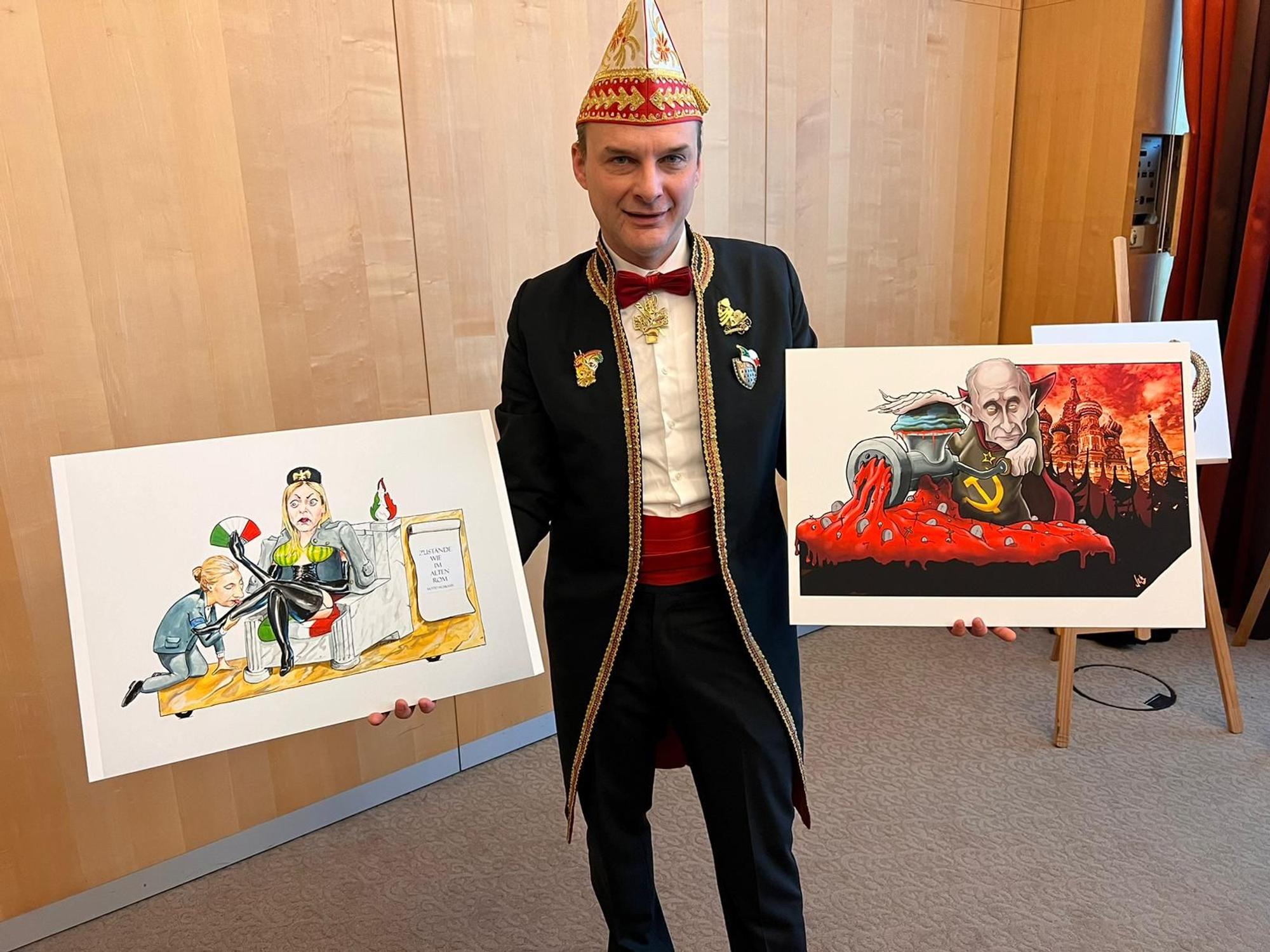 Zochleiter Holger Kirsch bei der Präsentation der Persiflage-Wagen des Rosenmontagszuges im Dorint an der Messe in Köln.