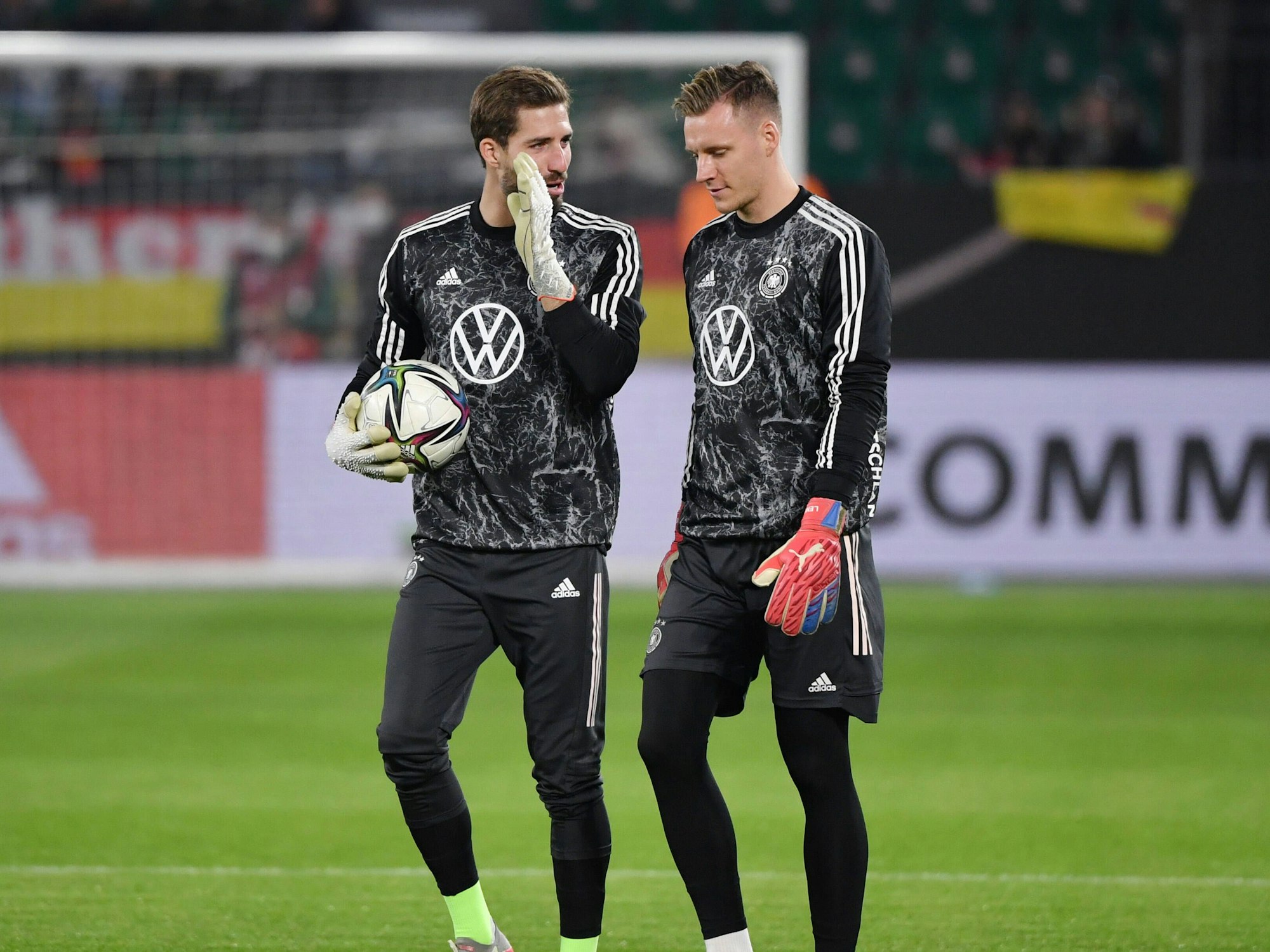 Frankfurt-Torhüter Kevin Trapp (l.) gemeinsam mit Bernd Leno, hier bei einem WM-Qualifikations-Spiel der Deutschen Nationalmannschaft am 11. November 2021.