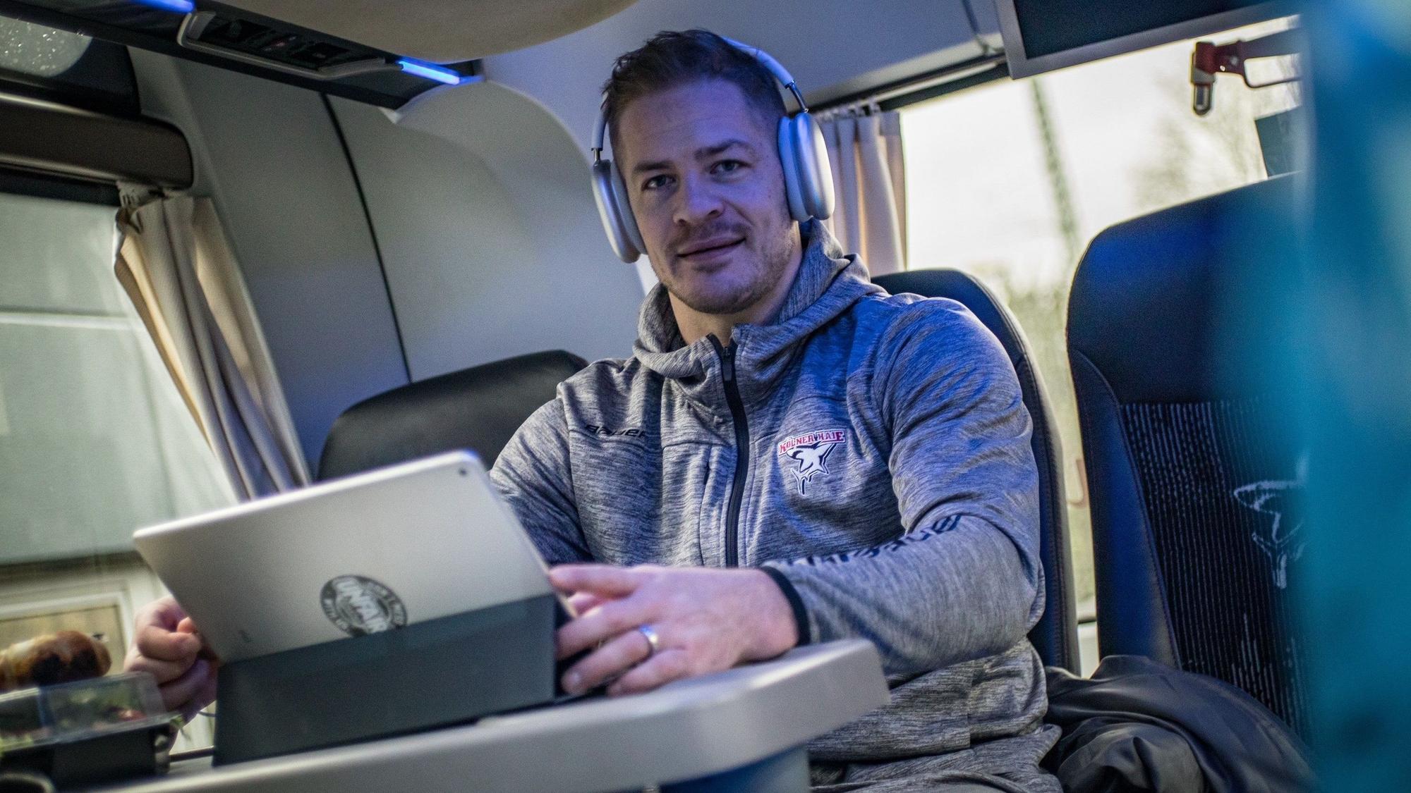 Haie-Kapitän Moritz Müller sitzt im Mannschaftsbus zum Auswärtsspiel in Wolfsburg.