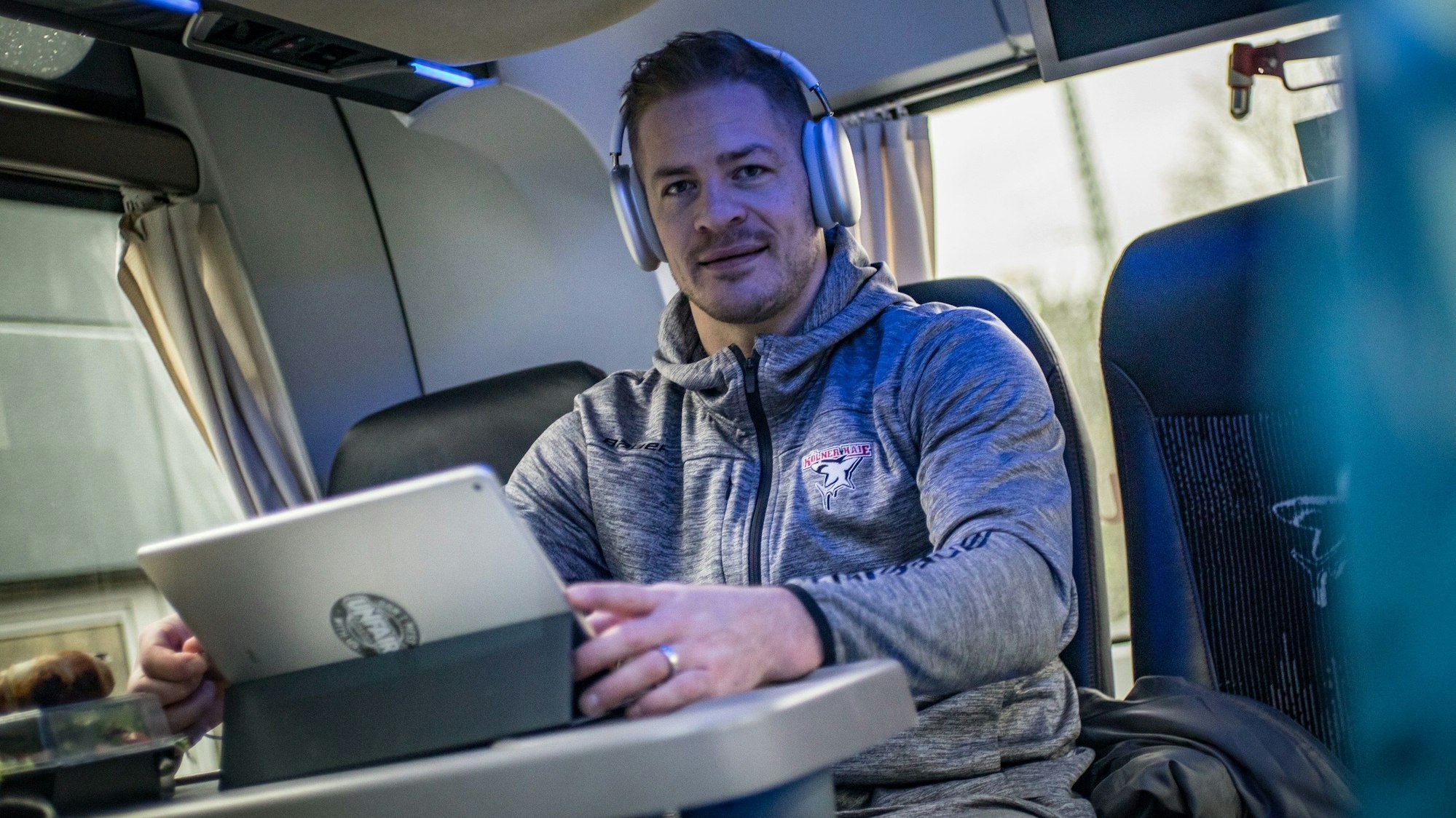Haie-Kapitän Moritz Müller sitzt im Mannschaftsbus zum Auswärtsspiel in Wolfsburg.