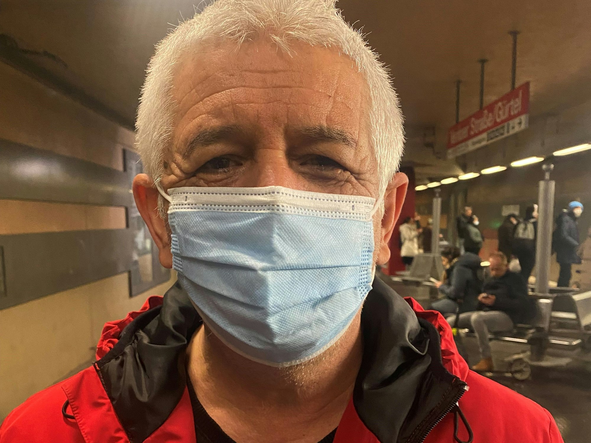 Ibrahim K. wartete in Ehrenfeld mit Maske auf die Bahn.