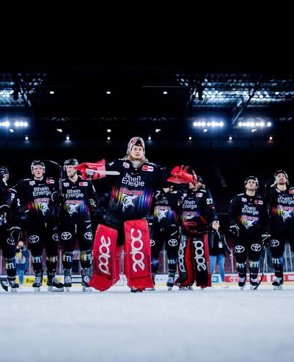 Kölner Haie: Die Spieler um Torwart Mirko Pantkowski (M) lassen sich nach dem 5:2-Sieg von den Fans feiern.