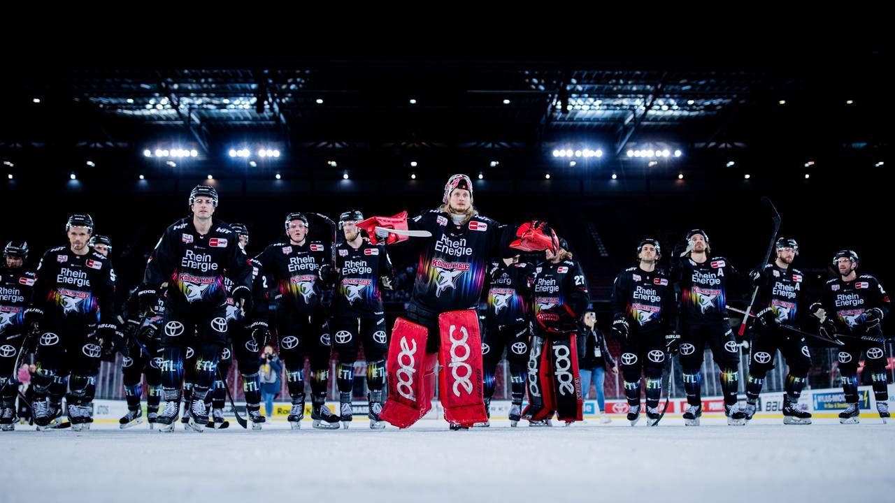 Kölner Haie: Die Spieler um Torwart Mirko Pantkowski (M) lassen sich nach dem 5:2-Sieg von den Fans feiern.